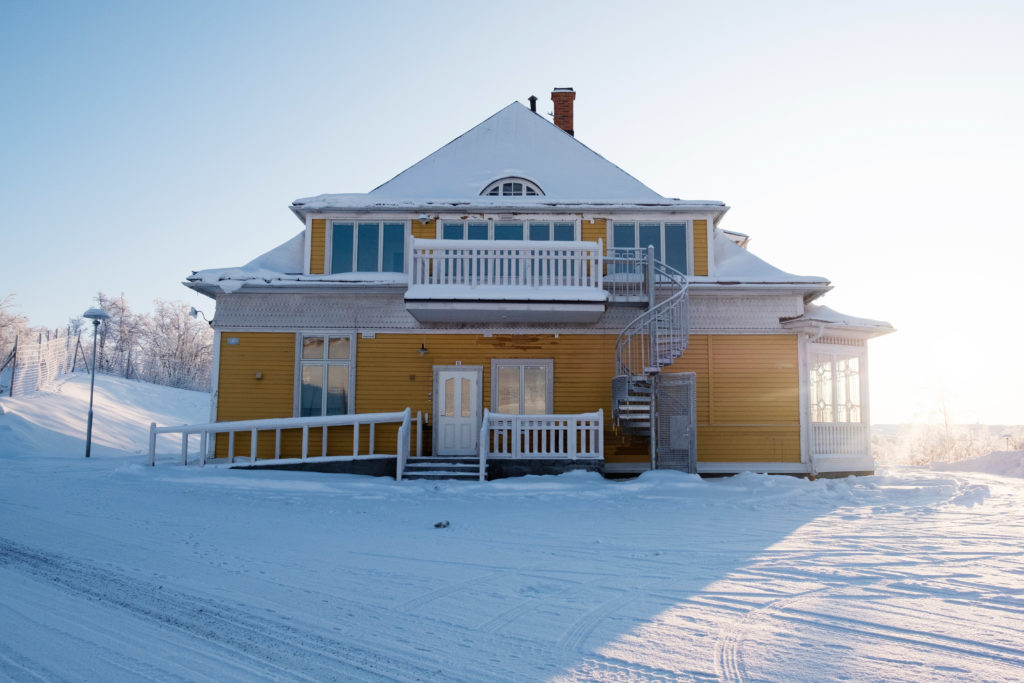 Some of the buildings have already been moved and installed. Ingenjörsvillan, builted in 1900,and which was the structural mine engineer, was one of the first building transported in 2017. Certains bâtiments ont déjà été entièrement déplacés et réinstallés. Ingenjörsvillan, construite en 1900 et qui était la résidence du principal ingénieur de la mine, a été l’une des premières à être transportée en 2017.