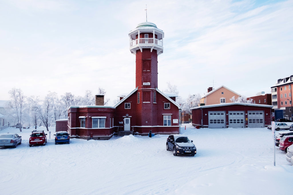 The former firefighter station which is the main building of Kiruna Böstader, the accommodations agency in charge in Kiruna, will be fully move in 2022. Kiruna Böstader is also one of the main operator in the new city construction.  Le bâtiment principal de Kiruna Böstader, l’agence chargé du logement à Kiruna, situé dans l’ancienne caserne de pompier, va être entièrement déplacé à l’horizon 2022. Kiruna Böstader est aussi un des acteurs principaux impliqués dans la construction de la nouvelle ville.