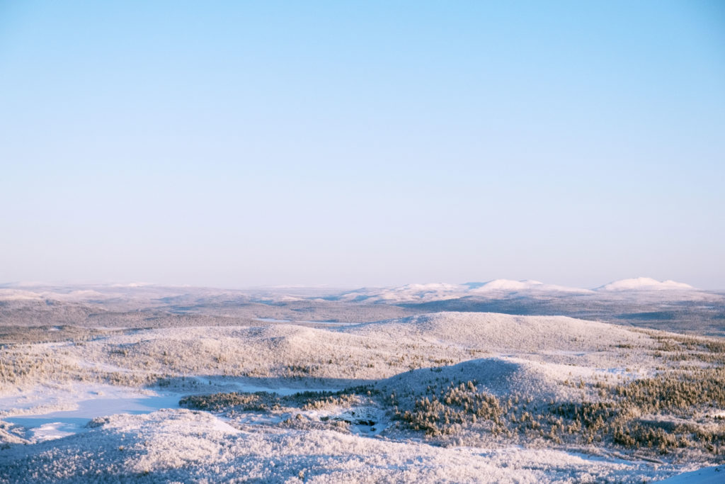 But the situation is not the only one. In the arctic, the neighbor city of Malmberget, located 125 km in the south, is also partially moving. An iron mine run by LKAB is also at the origin of the project. Bien qu’exceptionnelle, la situation de Kiruna n’est pas unique. Dans l'immensité arctique, la ville voisine de Malmberget, située 125 km au Sud, est également en train d’être partiellement déplacée. Là aussi, l’exploitation d’un gisement de fer géré par LKAB est à l’origine du projet.